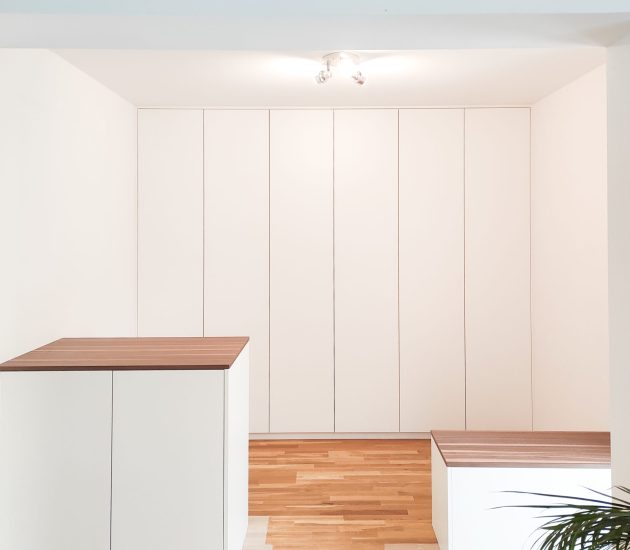 Weiße Ankleide mit Sitzbank aus Holz